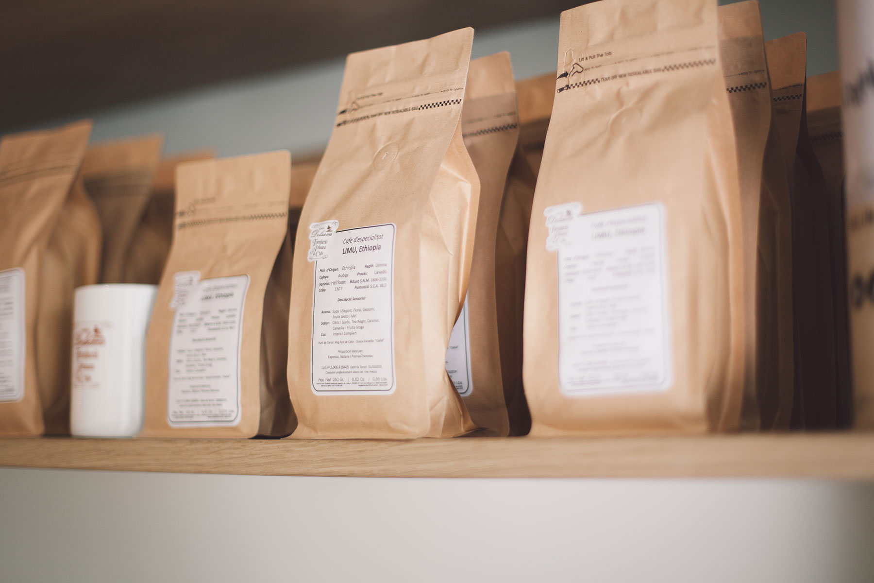 Sobres de cafè artesà acabat de torrar.